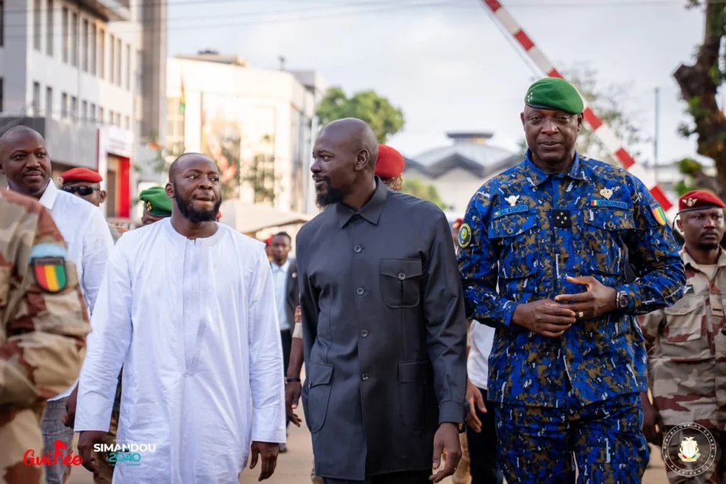 Guinée : Mamadi Doumbouya marche au cœur de Kaloum, une proximité qui marque les esprits
