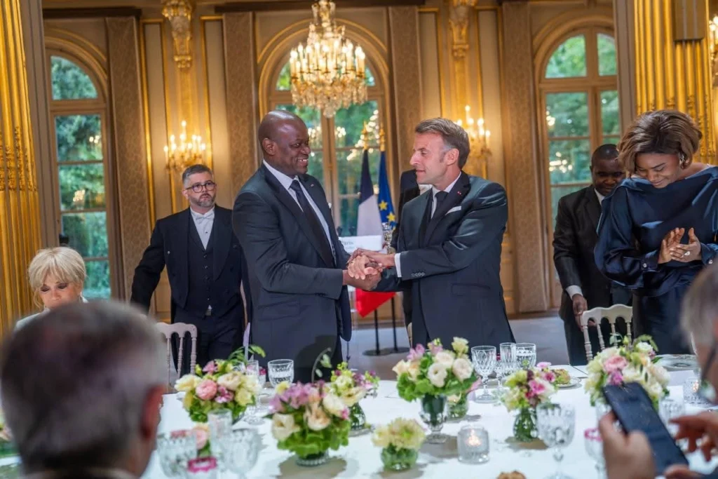 Brice Clotaire Oligui Nguema diante da imprensa pan-africana: o Presidente gabonês leva a voz do Gabão e da África a partir de Paris