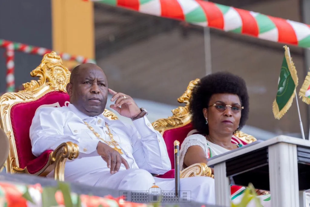 64e anniversaire de l’indépendance du Burundi : une célébration sous le signe du patriotisme, de l’unité nationale et du développement Le président Évariste Ndayishimiye et la Première dame lors du 64e anniversaire de l'indépendance du Burundi au stade Intwari