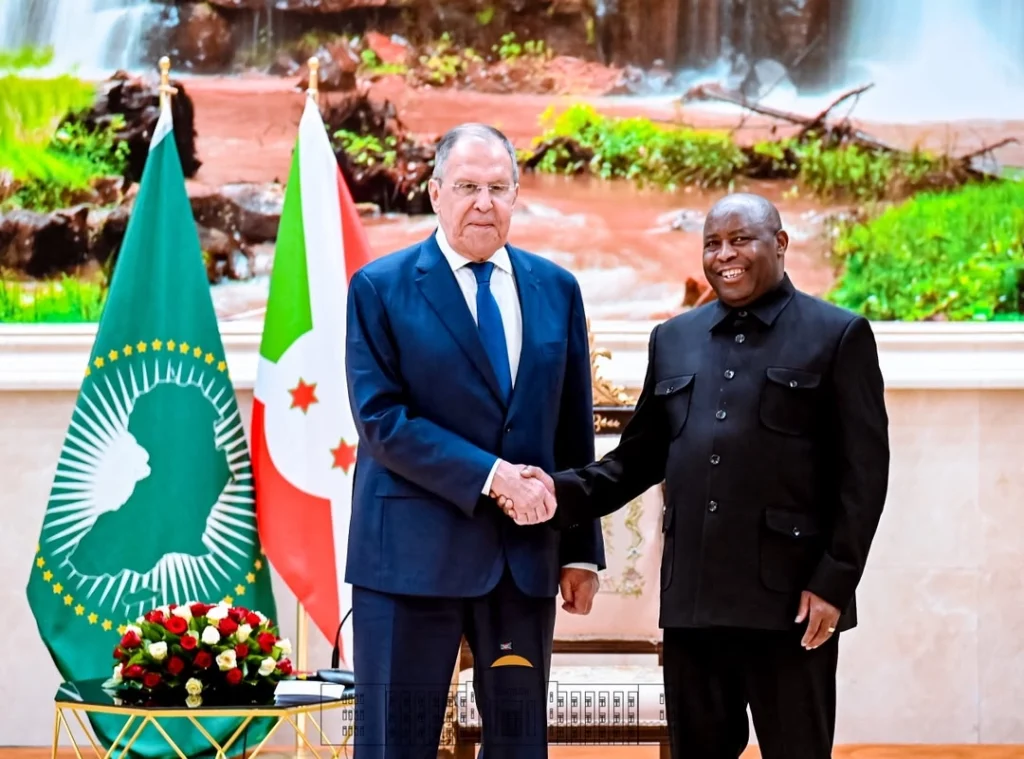 Le président burundais Évariste Ndayishimiye et le ministre russe Sergueï Lavrov à Bujumbura