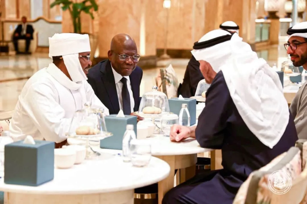 El Mariscal Mahamat Idriss Deby Itno saluda a las autoridades emiratíes durante su visita oficial a Abu Dabi