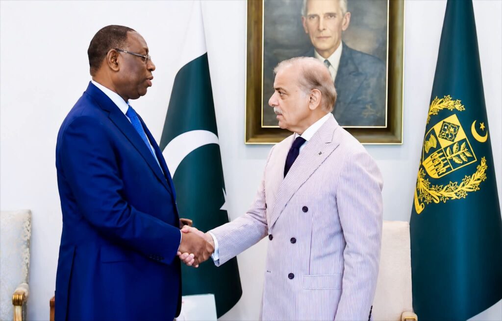 L'ancien président sénégalais Macky Sall serre la main du Premier ministre pakistanais Shehbaz Sharif