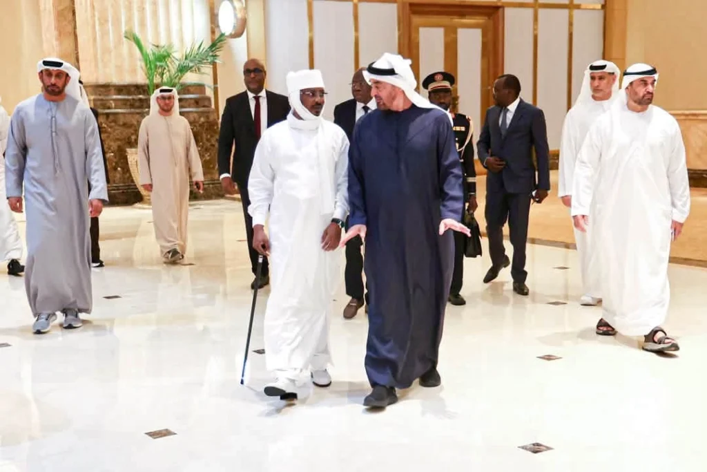 Le Tchad et les Émirats arabes unis renforcent leur coopération stratégique à Abu Dhabi Le Maréchal Mahamat Idriss Deby Itno s'entretient avec Cheikh Mohamed bin Zayed Al Nahyan lors de sa visite officielle à Abu Dhabi