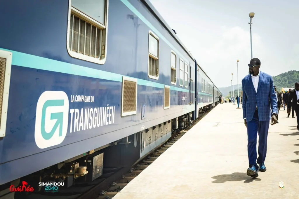 Guinée : le président Mamadi Doumbouya inaugure le train de voyageurs du Transguinéen, une première historique pour le rail guinéen