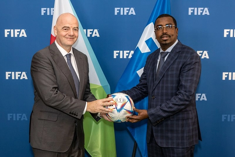 DJIBOUTI : LA FIFA D’INFANTINO EXIGE LE RETOUR DE SOULEIMAN HASSAN WABERI, DESTITUÉ POUR DÉTOURNEMENT DE FONDS Gianni Infantino et Souleiman Hassan Waberi, president de la Federation djiboutienne de football