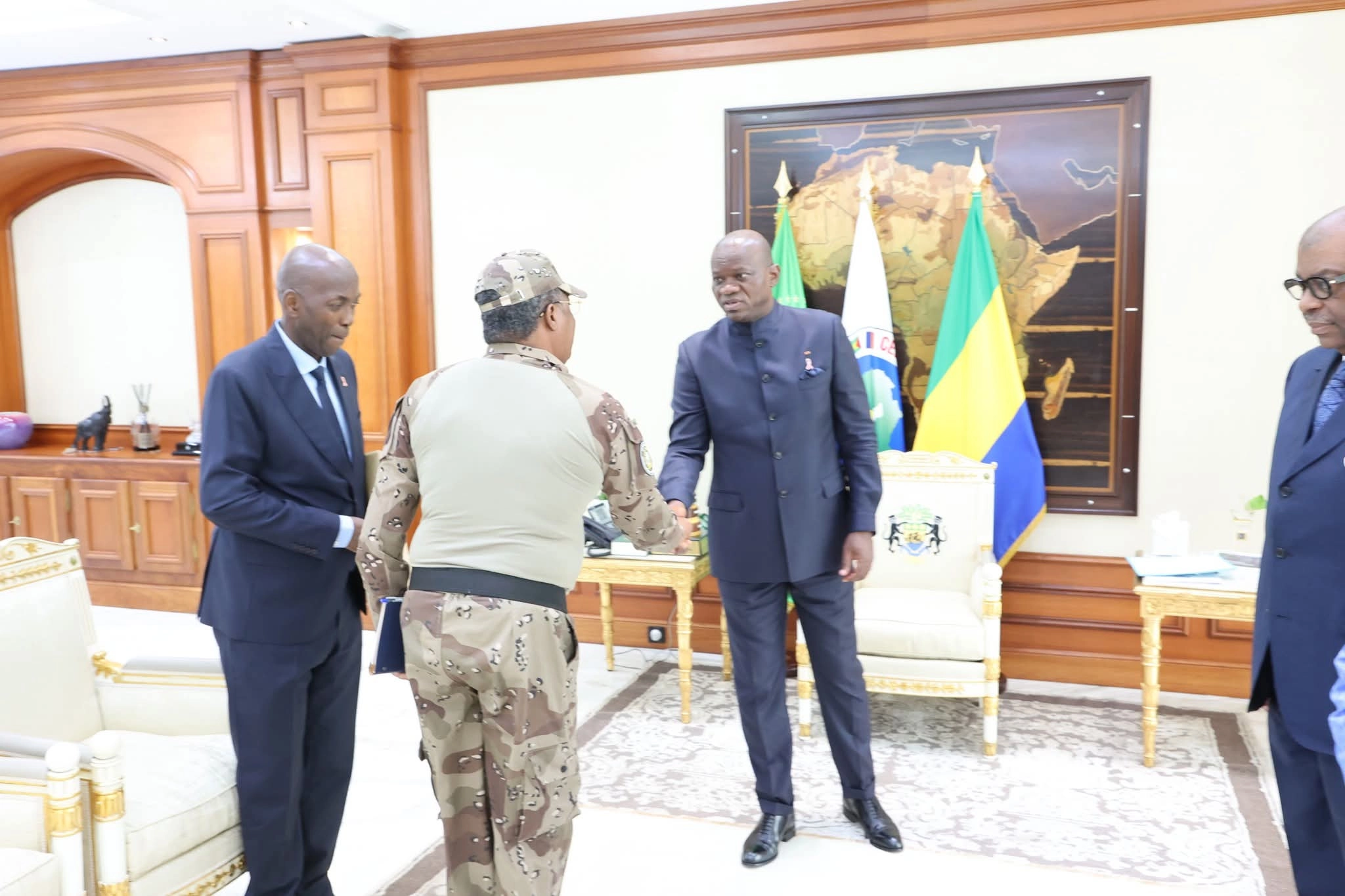Brice Clotaire Oligui Nguema salue le general Effayong, commandant en chef de la Securite penitentiaire